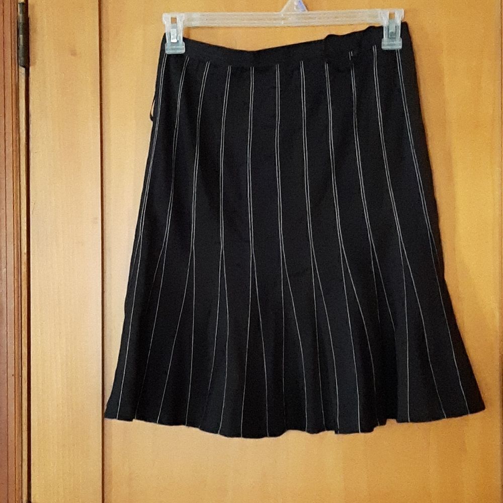 NWOT Central Fall Women Flair Black with White Lines Size 4